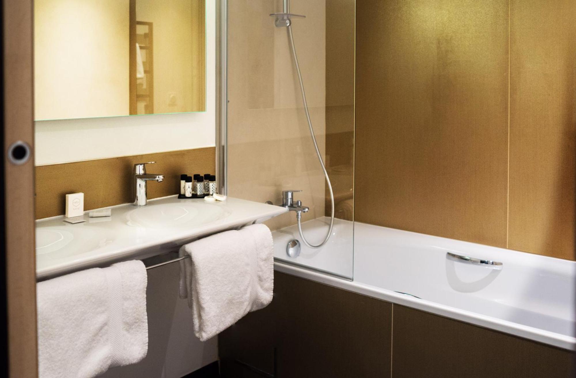 Kyriad Prestige Amiens Poulainville - Hotel And Spa Exteriör bild
